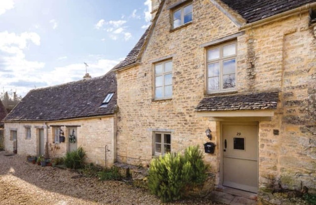 Cosy cottage in Bibury & parking