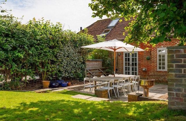 Courtyard Cottage, Pulborough - sleeps 5 guests in 3 bedrooms