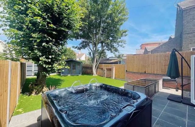 Amber House - Stunning 8 Bedroom House