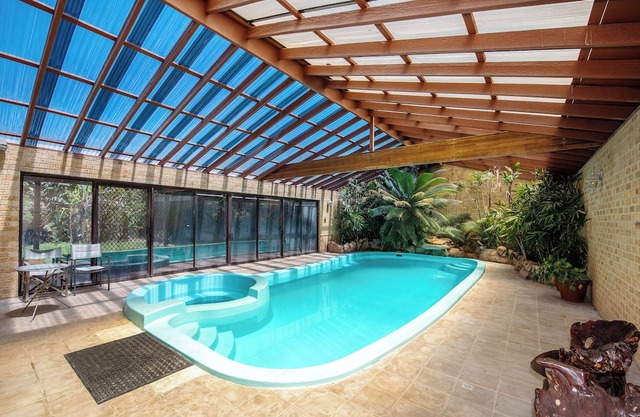 Work or Play or Weddings: Huge House, Pool, Shops & Near Airport