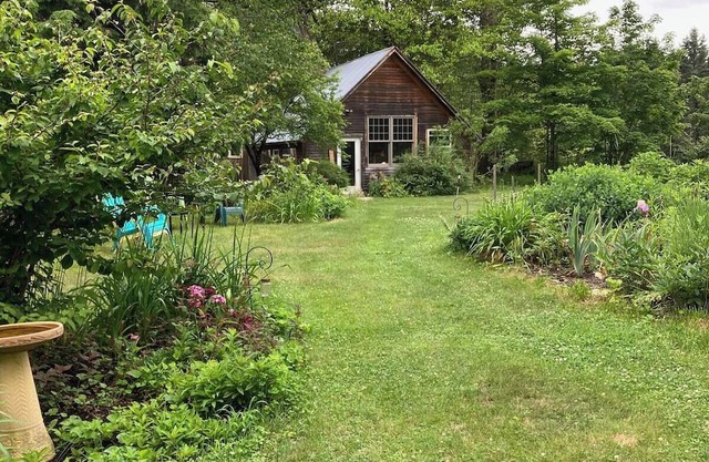 Charming garden apartment with AC near Lake Fairlee, WFi.