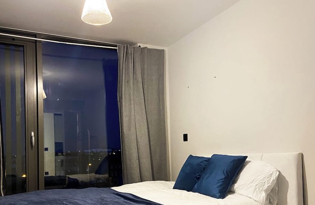 Central Birmingham Luxury 2 Bedroom Apartment with Fast WiFi and Games Table