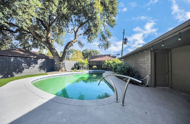 Pool Oasis 4-bedroom in fantastic Houston near 59/Galleria/NRG stadium