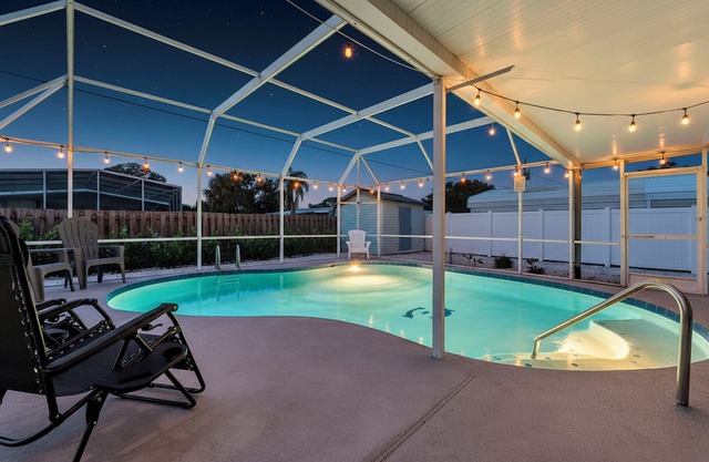 Charming 5-Bedroom Sarasota Retreat with Heated Pool mins to Siesta Key Beach