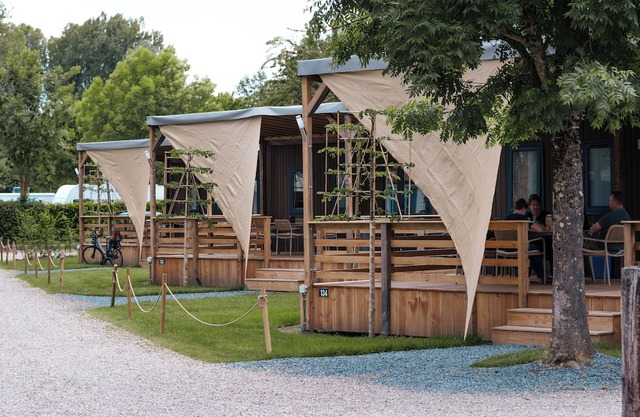 If you want to stay on a campsite while enjoying all the comfort of a home, why not rent one of our luxury lodges in the unspoilt landscape of the Dutch province of Limburg. You can find these lodges with private parking on the map on pitches 134, 13