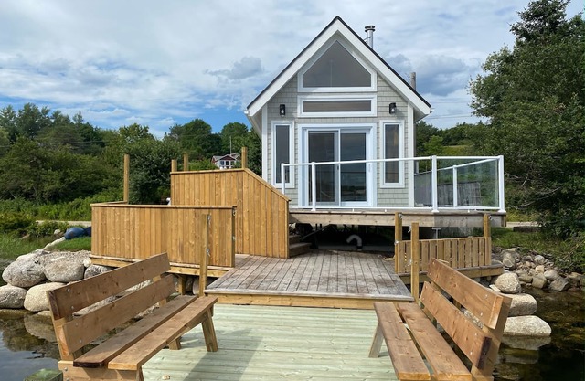 Cozy oceanfront boathouse with stunning 360 views!