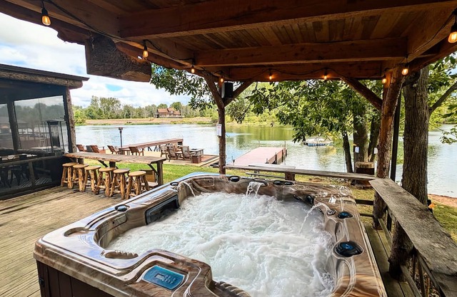 Entire Cabin Complex, Hot Tub, Movie Theater, 3 Private Docks
