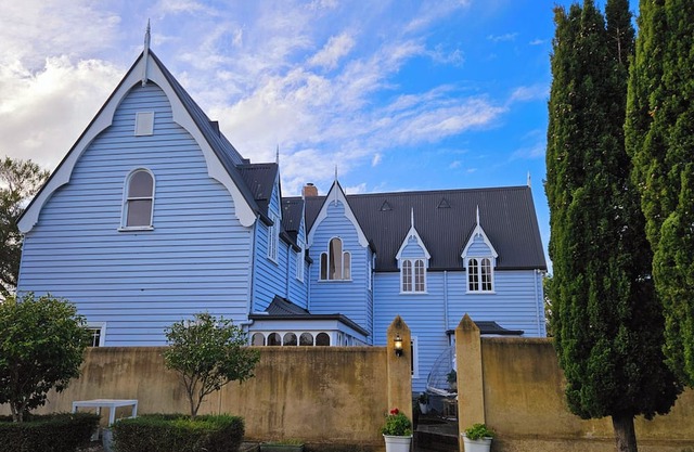 Chateau by the Bay! Storybook retreat 15 mins from Hobart, with cozy Dome Lounge