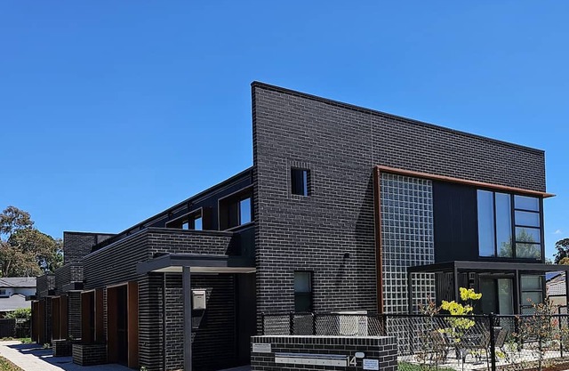 Luxury new 4bedrm Townhouse with 2 cars garage, Wifi, Woden CBD