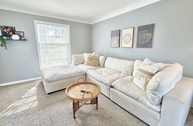 Welcoming 3-bedroom house with AC in Flint. Pet and family friendly!