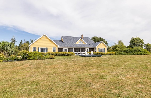 Yellow Beach House – Beachfront 4BR Retreat