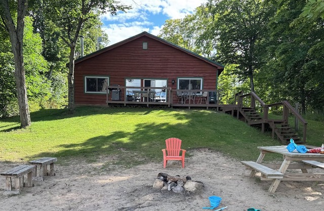 Lakefront lodge - Sleeps 18+ guests!