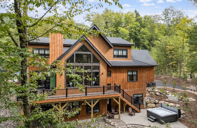 Welcome to this luxurious 5BR 4BA oasis just steps from Loon Mountain. It promises a relaxing retreat walking distance to South Peak skiing, and short drive to many fun attractions, and landmarks. The rich amenity list will leave your group in awe.
