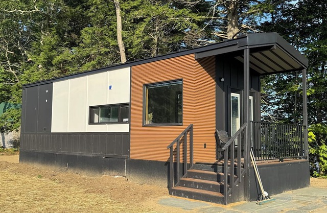 Brand new tiny home located directly on Merrymeeting Bay. Serene retreat.