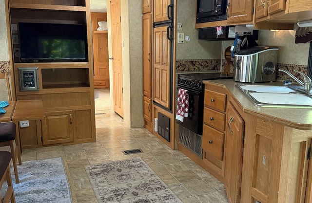 Adorable 1-bedroom Camper in Engadine with Lake Access. 50 mi west of bridge