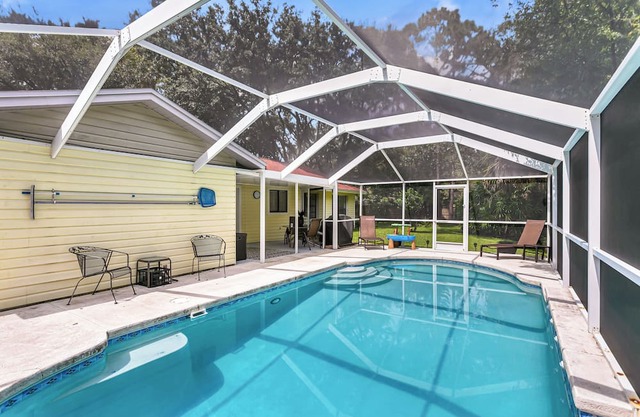 Tampa Family Oasis – Cozy Home w/Screened-in Heated Pool