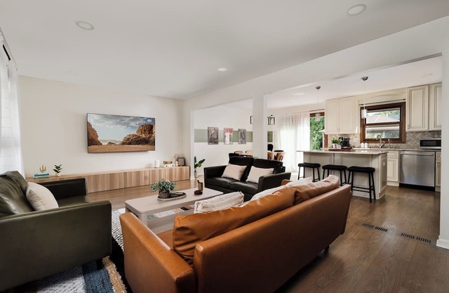 Family Friendly 4BR with Backyard+Games, ORD, Chicago, Workspace