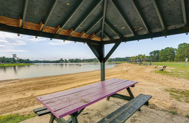 Relax By the Lake: Quiet East Texas Retreat