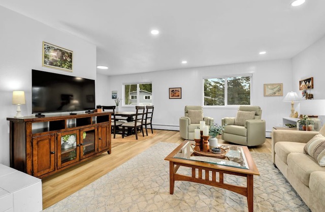 Spacious, bright 5-bedroom in Anchorage with hot tub & great outdoor space!