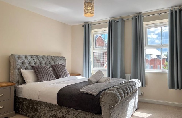 4BR Home Gym 2BA Free Parking En-suite Near LGW Airport