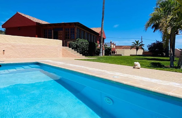 Holiday Home 'El Pinito' with Sea View, Wi-Fi and Air Conditioning