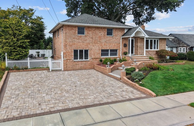 Ryder Cup 5 mins away! 3 bed 3 bath house w. hot tub in Bethpage