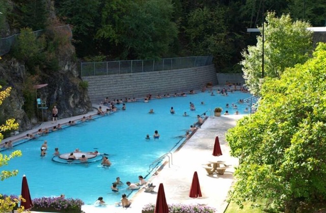 3 BDRM Mountain View Condo in Radium Hot Springs, BC with Pool Table