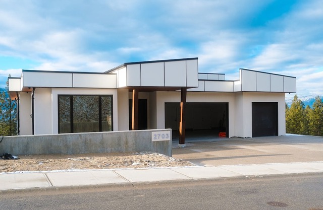 Sky view Retreat with pool, movie theatre and views