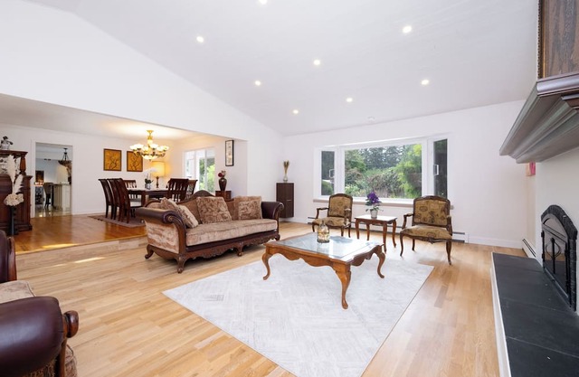 Spacious 5BR w/Pool & 5 Baths – Surrey Retreat