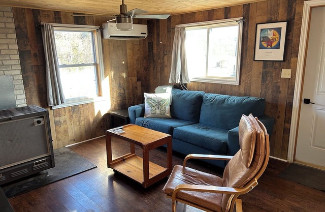 Private Cozy Acreage in nature (pets welcome)