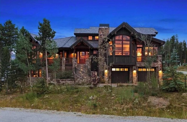 Summit Serenity: Pup-Friendly! Hot Tub, Private Shuttle, One Ski Hill Access
