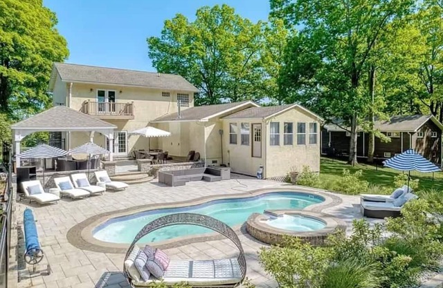 4-BR 3-BA house with Heated Pool, Hot tub, Fire Pit, and Grill in Hudson Valley