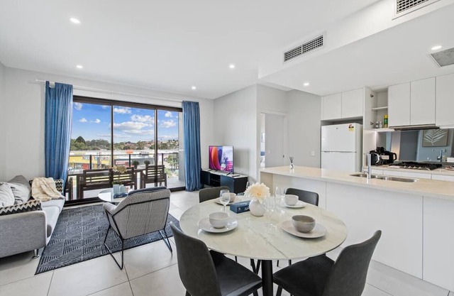 Stylish Apt w/Balcony Easy Access to Everywhere