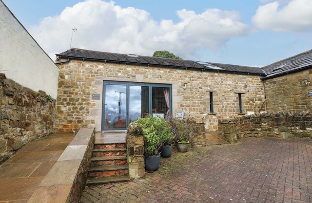 THE WARREN BARN, pet friendly, with a garden in Kirkby Malzeard