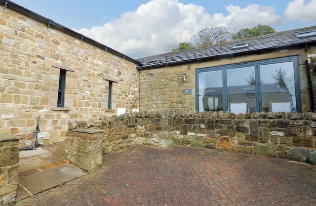 THE HOLT BARN, pet friendly, with a garden in Kirkby Malzeard