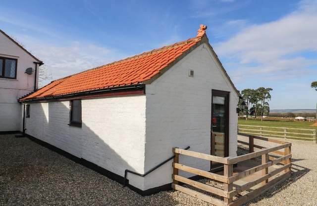 COWSHED COTTAGE, pet friendly, with a garden in Rillington