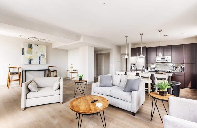 1BR Stylish Apartment With Rooftop Deck & Pool