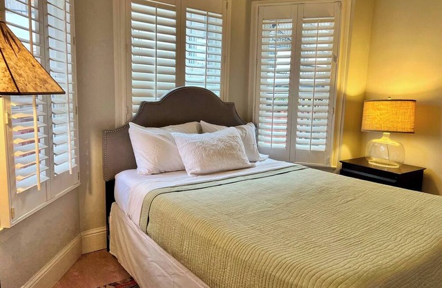 Cozy, Downtown Burlingame 1/1