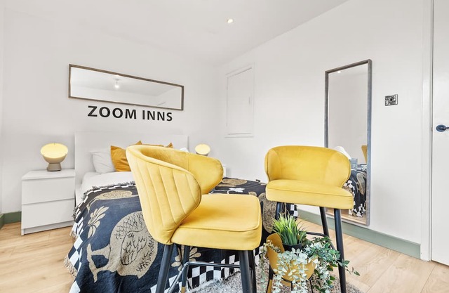Chic, Spacious Townhouse with Parking &Garden