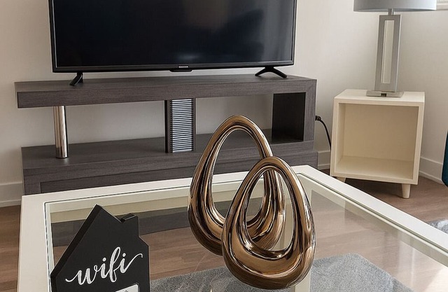 Premium one bedroom apartment fully furnished/Northyork