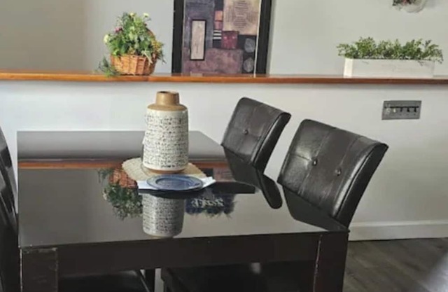 Charming and a Cozy 2-bedroom apartment in South Chicago Heights with AC