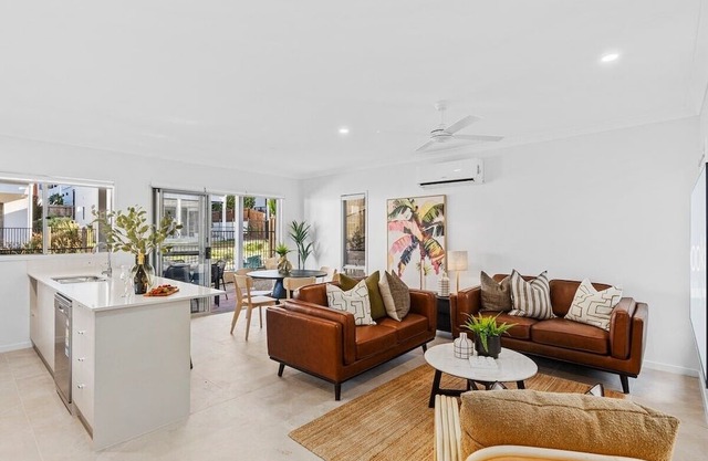 Dream World Escape 4BR Oxenford - Pool, Gym BBQ