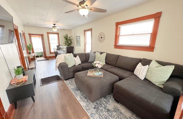Cozy 3 bed, 1-bath Dog-Friendly Retreat - Perfect for your Next Getaway!