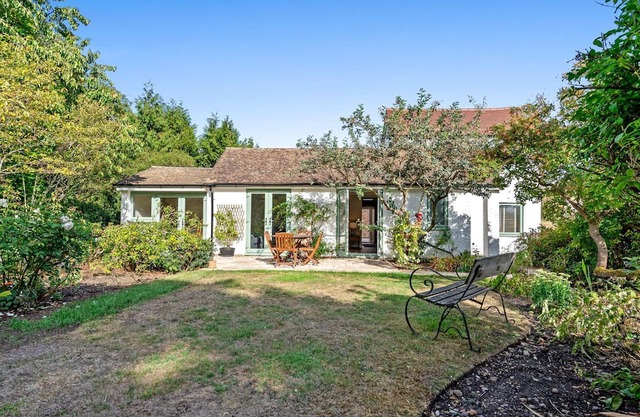 Rose Cottage, Bredons Norton - sleeps 8 guests in 3 bedrooms