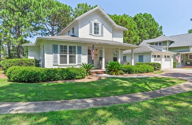 New Listing! Charming Home With 6 Seat Golf Cart! Grill*Patio/Outdoor Space*Pool