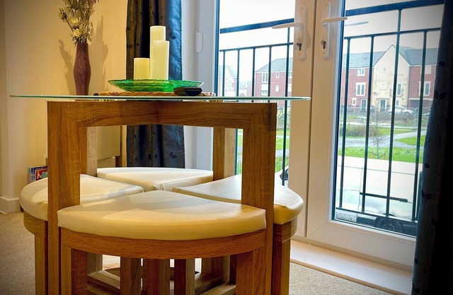 Hampton 2-bed coach house retreat quiet parking wifi clean