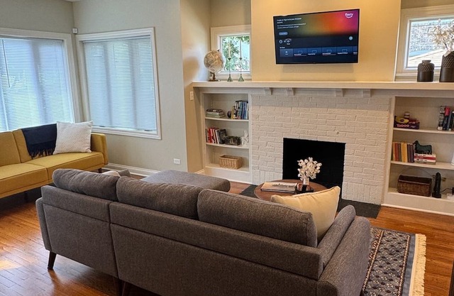 Evanston 2-bedroom Cottage Charmer