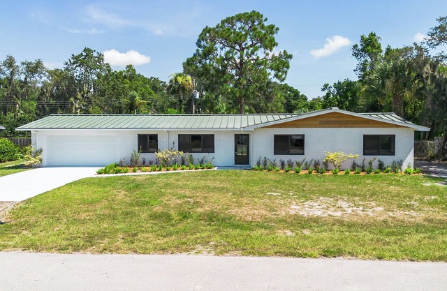 Bright & Roomy Okeechobee Stay w/Workspace
