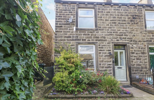 CENTENARY COTTAGE, pet friendly, character holiday cottage in Skipton