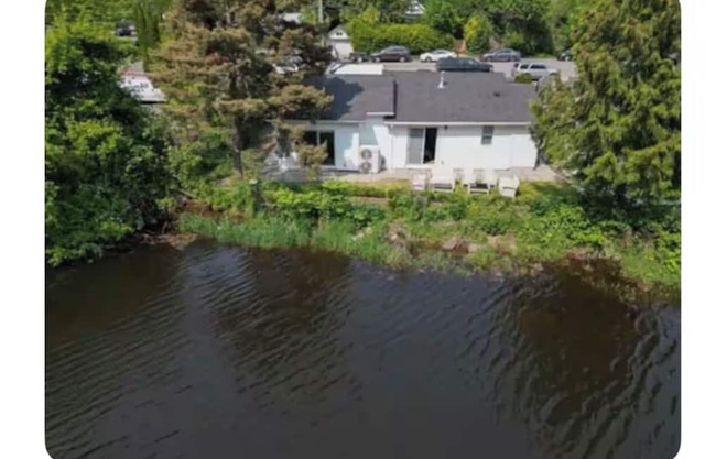 Cozy 3BR Riverside Retreat – Steps to Beach & Mineral Pool